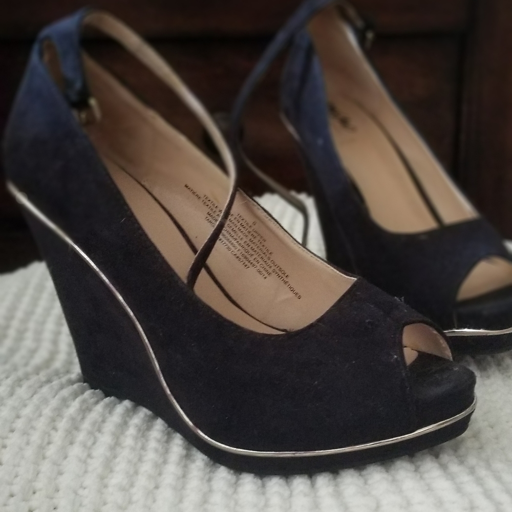 black wedges
